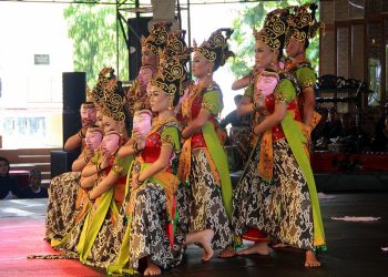 Dua Sisi Kehidupan Manusia Dari Tari Kedok Ireng