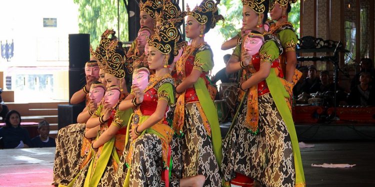 Dua Sisi Kehidupan Manusia Dari Tari Kedok Ireng