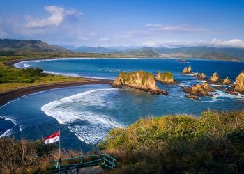 Eksotisnya Teluk Love, Destinasi Wisata Alam di Jember