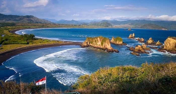 Eksotisnya Teluk Love, Destinasi Wisata Alam di Jember