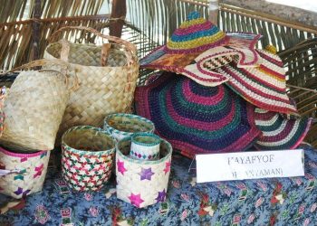 Anyaman Daun Pandan khas Arborek di Raja Ampat