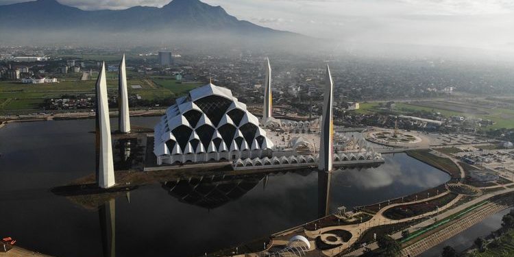 Masjid Al-Jabbar, Destinasi Wisata Religi di Jawa Barat