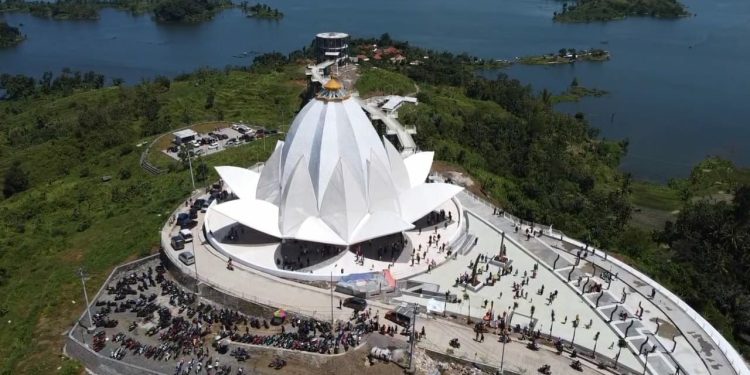 Masjid Al Kamil Jadi Primadona Wisata di Sumedang
