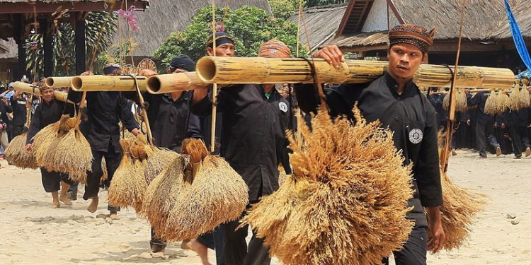 Tradisi Seren Taun di Kampung Budaya Sindang Barang