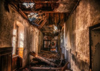 5 Hotel Terbengkalai di Indonesia dan Misteri di Baliknya