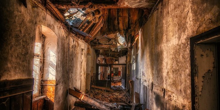 5 Hotel Terbengkalai di Indonesia dan Misteri di Baliknya