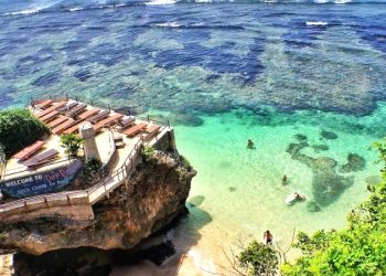 Pantai Suluban, Surga Tersembunyi di Balik Tebing yang Megah!