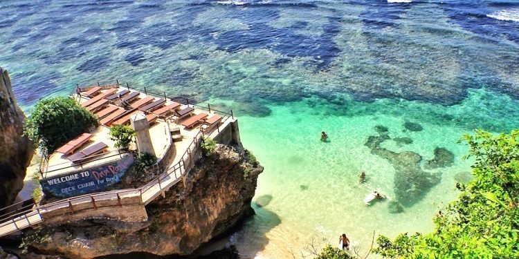 Pantai Suluban, Surga Tersembunyi di Balik Tebing yang Megah!