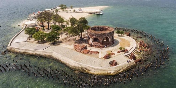 Eksplorasi Keindahan Alam Pantai Pulau Bidadari di Kepulauan Seribu