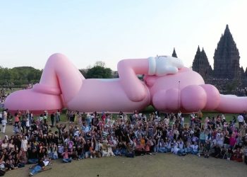 Pameran Seni Boneka Raksasa Rebahan di Candi Prambanan Gaet Wisatawan Mancanegara