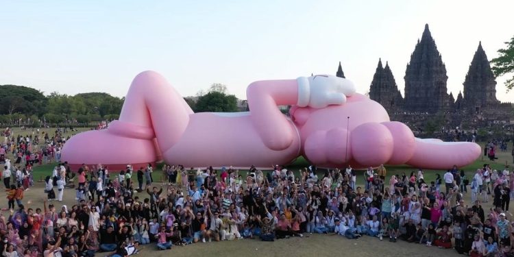 Pameran Seni Boneka Raksasa Rebahan di Candi Prambanan Gaet Wisatawan Mancanegara