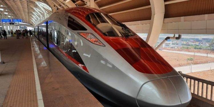 Rekor! Penumpang Kereta Cepat Whoosh Mencapai 18.000 Per Hari