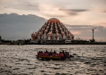 Mengagumi Keindahan Arsitektur Masjid Lewat Wisata Religi di Indonesia