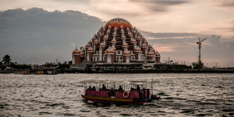 Mengagumi Keindahan Arsitektur Masjid Lewat Wisata Religi di Indonesia