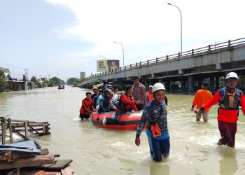 Tim SAR Gabungan Lakukan Proses Evakuasi Masyarakat Terdampak Banjir di Karanganyar Demak