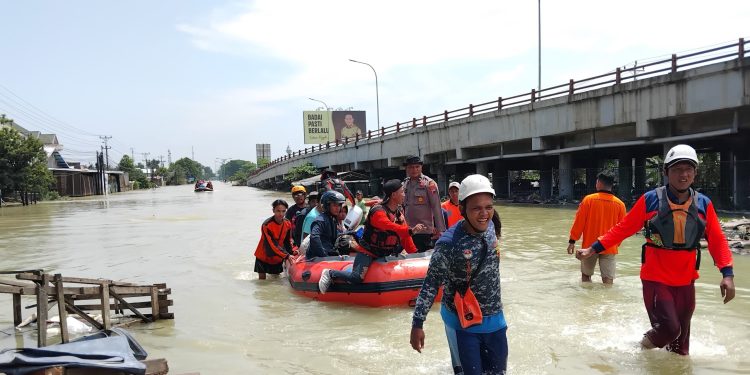 Tim SAR Gabungan Lakukan Proses Evakuasi Masyarakat Terdampak Banjir di Karanganyar Demak