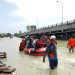 Tim SAR Gabungan Lakukan Proses Evakuasi Masyarakat Terdampak Banjir di Karanganyar Demak