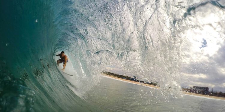 Berikut 7 Spot Selancar Terbaik di Indonesia