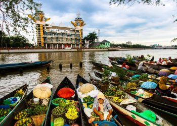 Menjelajahi Pesona Kota Seribu Sungai dari Atas Awan