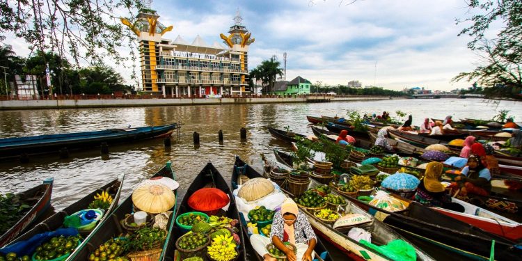Menjelajahi Pesona Kota Seribu Sungai dari Atas Awan