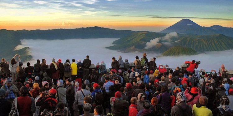 Menjadi Saksi Keindahan Sang Surya Terbit Dari Ufuk Timur