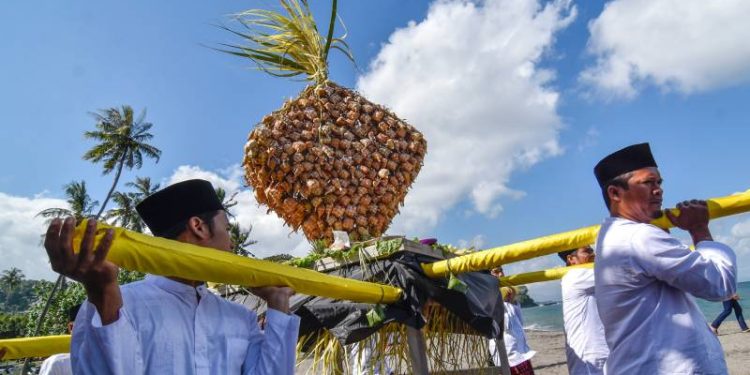 Mengenal Tradisi Lebaran Ketupat di Pulau Lombok
