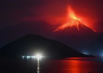 Lontaran Batu Pijar Gunung Lewotobi Capai 4 KM, Trans Flores Zona Merah