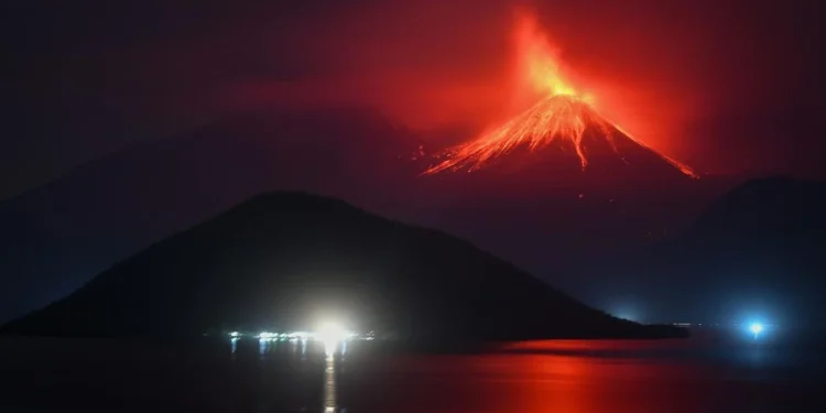 Lontaran Batu Pijar Gunung Lewotobi Capai 4 KM, Trans Flores Zona Merah