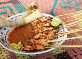 Sate Bulayak, Perpaduan Khas Bumbu Sasak dan Daun Aren