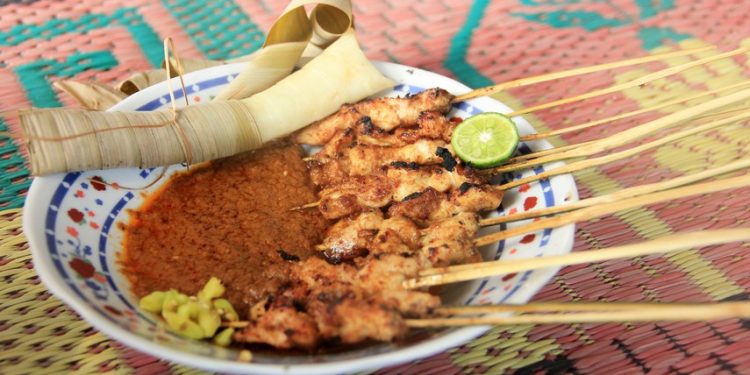 Sate Bulayak, Perpaduan Khas Bumbu Sasak dan Daun Aren